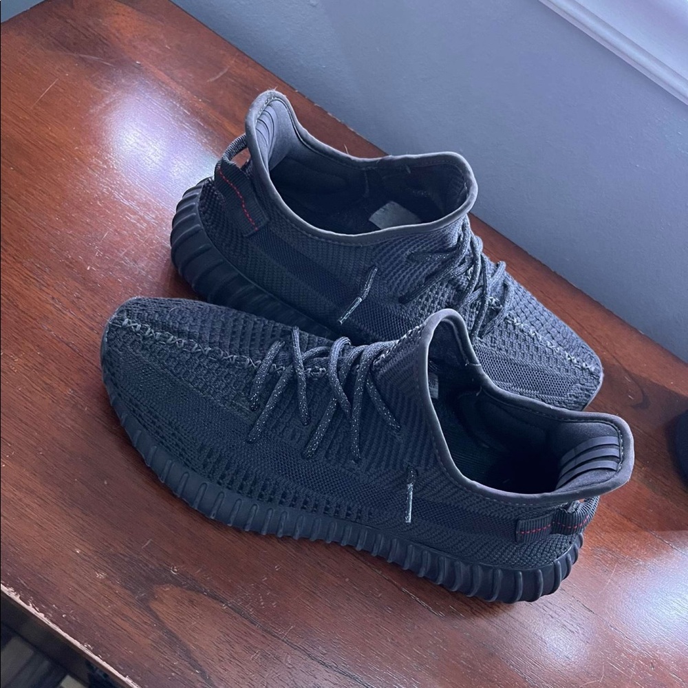 Black static Yeezy lace reflective.